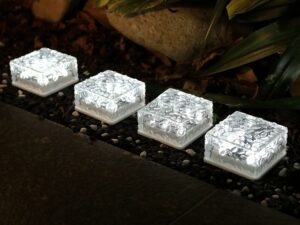 XingTong Lot de 4 lampes solaires en forme de cubes de glace - IP65 - Étanches - Pour extérieur, jardin, cour, allée, fêtes de Noël - Blanc froid